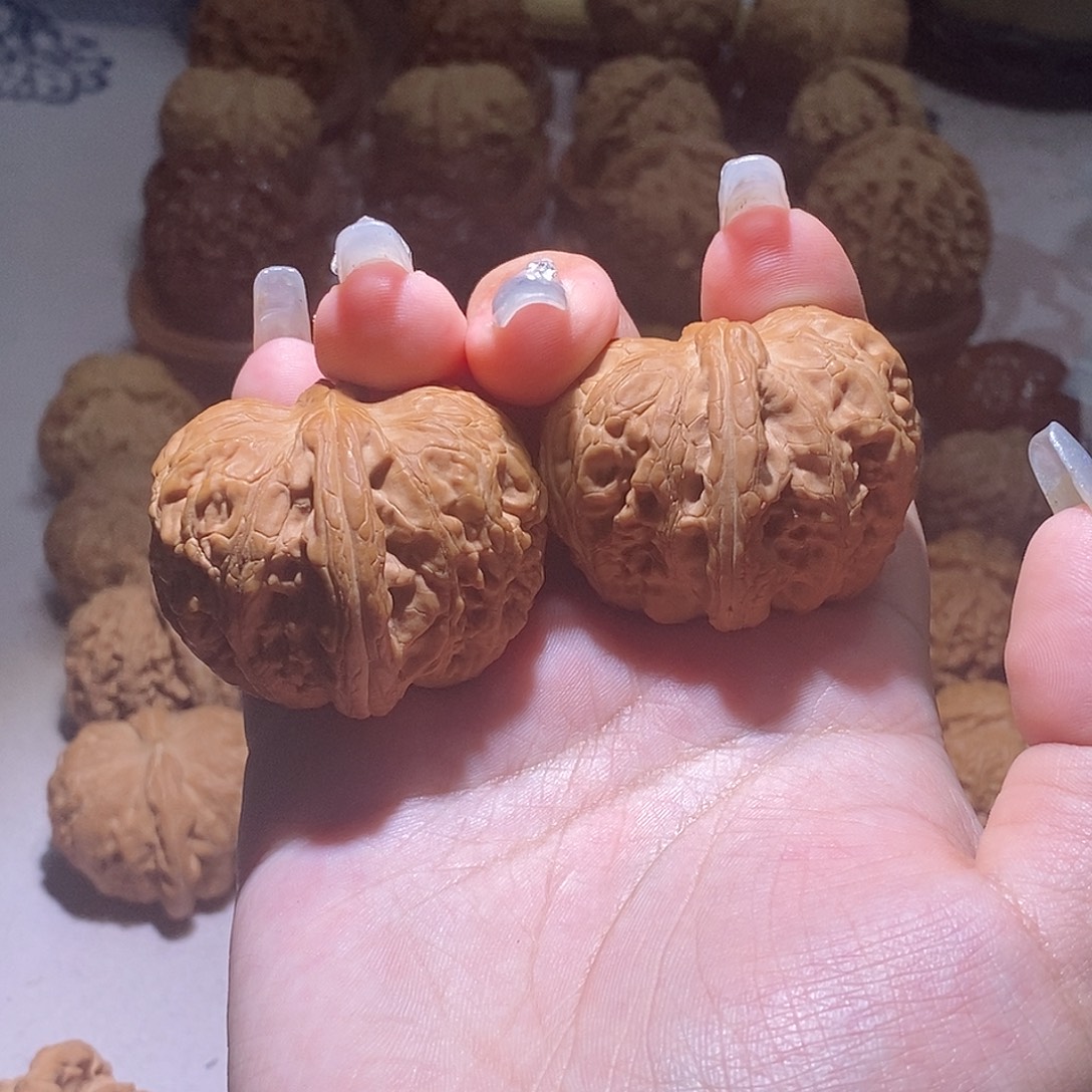 行***疆文玩核桃吊坠 元宝