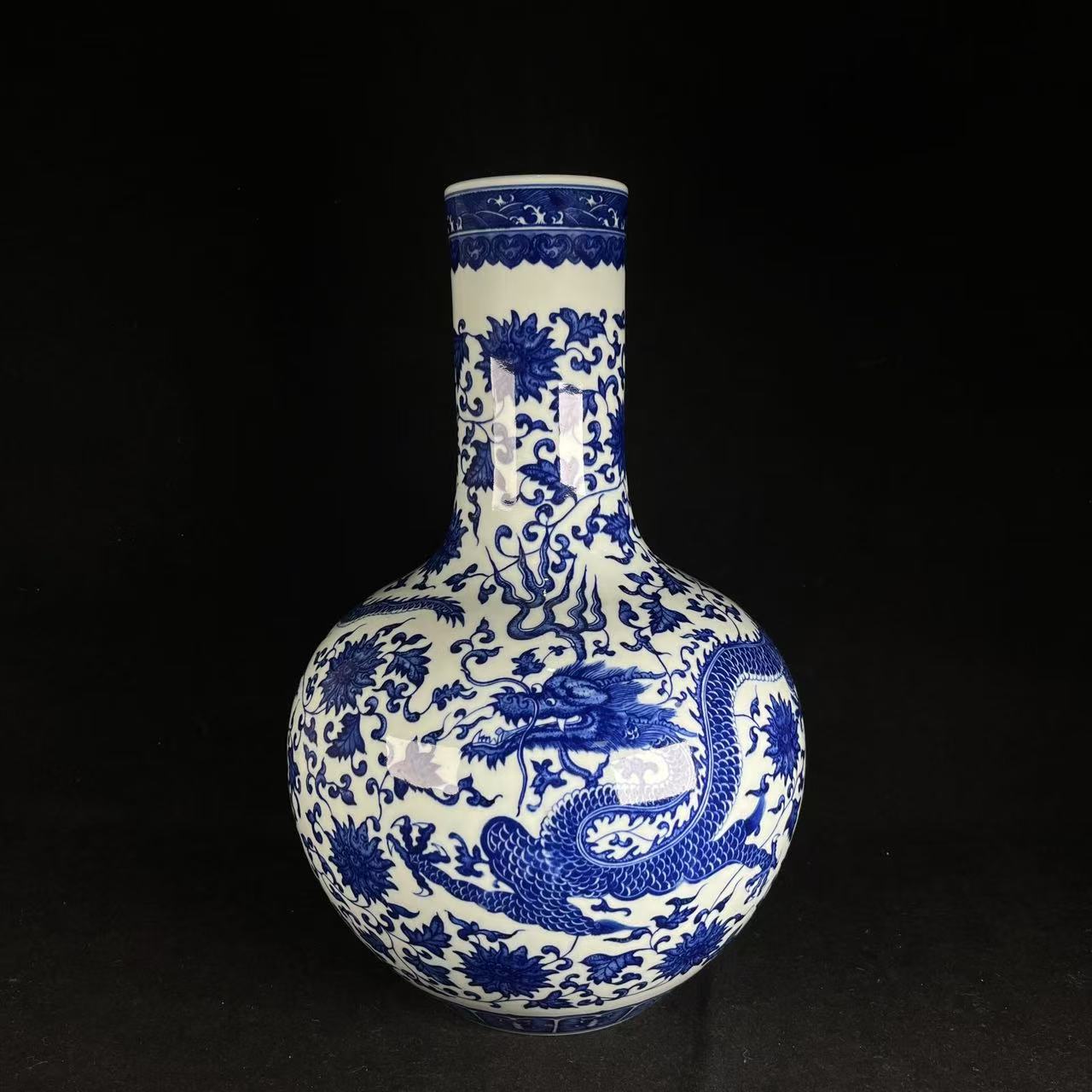 F青花缠枝莲龙穿花纹天球瓶