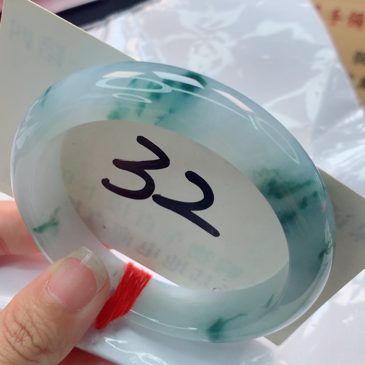 翡翠手镯（圆镯）未镶嵌飘花
