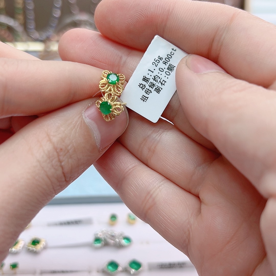 祖母绿耳钉18K金镶嵌