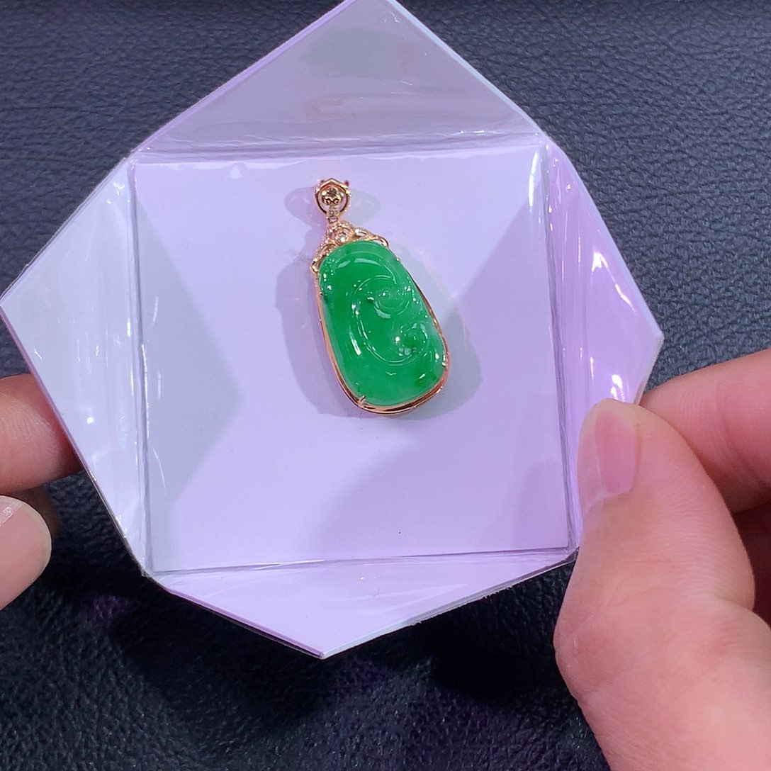 翡翠吊坠(赠链)18K金镶嵌