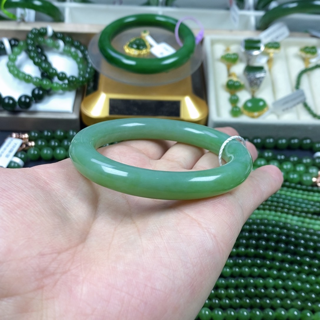 和田玉手镯未镶嵌亦*