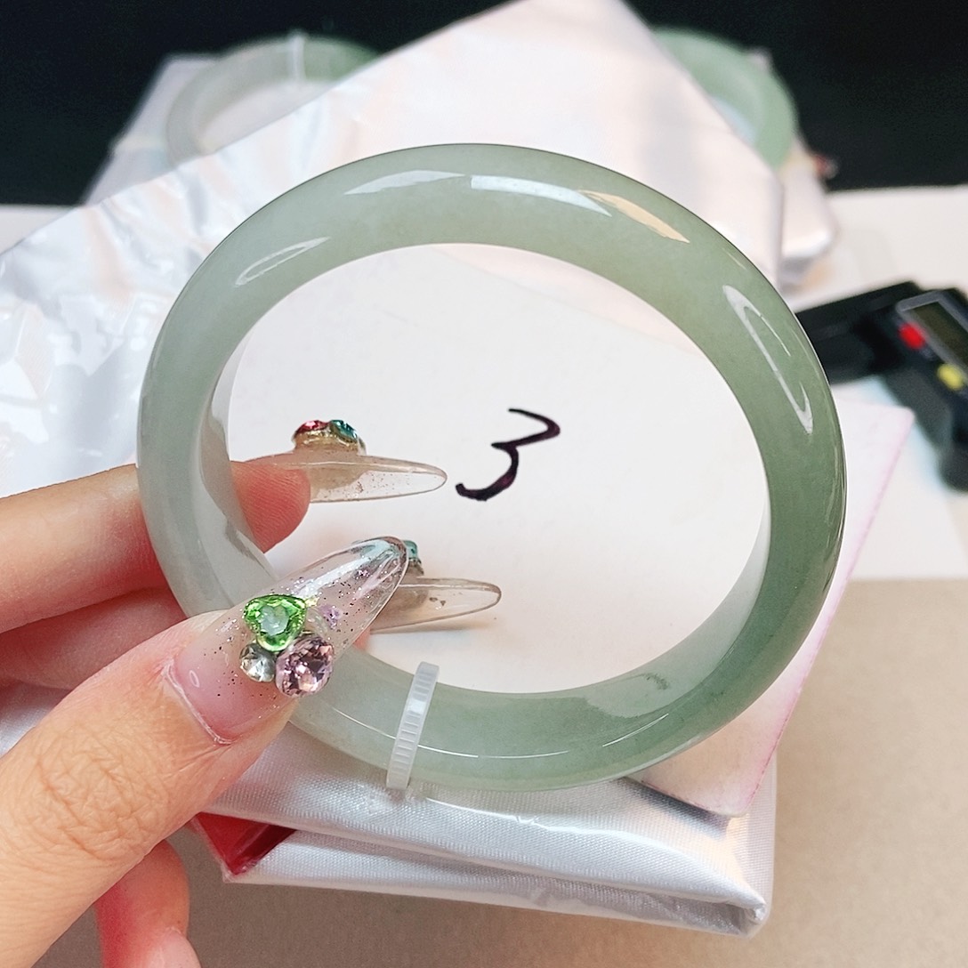 翡翠手镯未镶嵌57圈