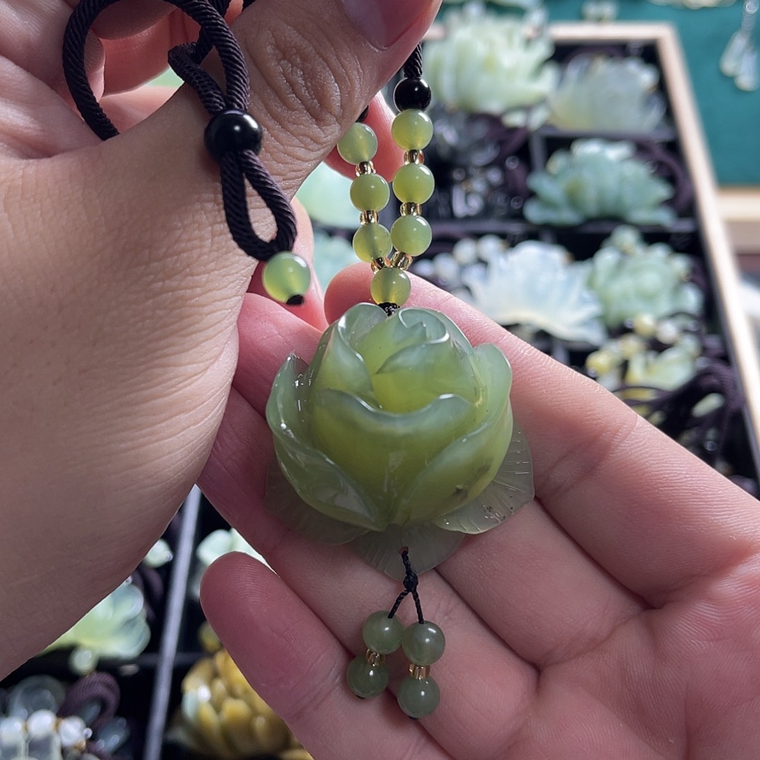 蛇纹石玉未镶嵌颈饰