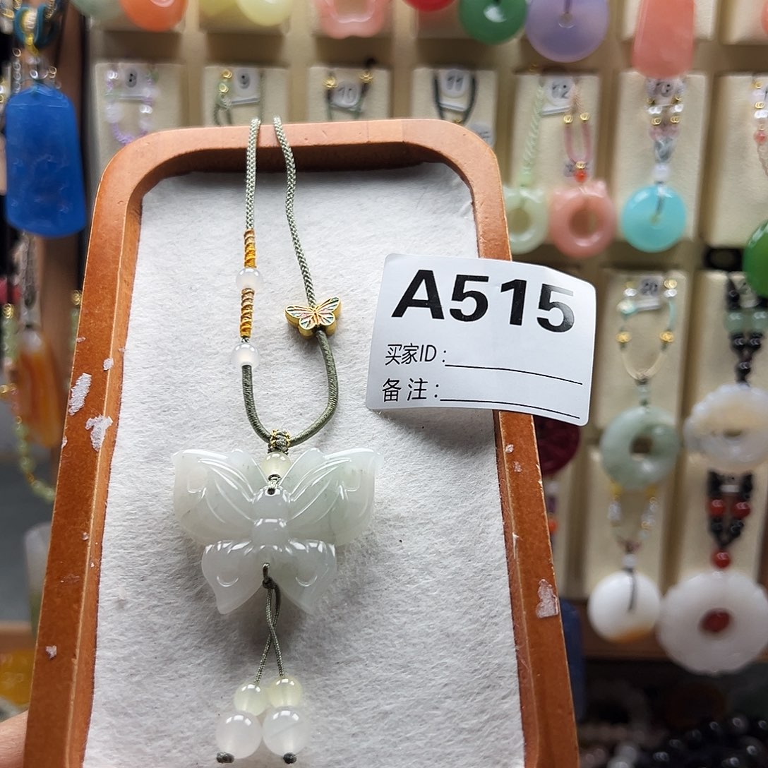 伊***人石英质玉合金颈饰