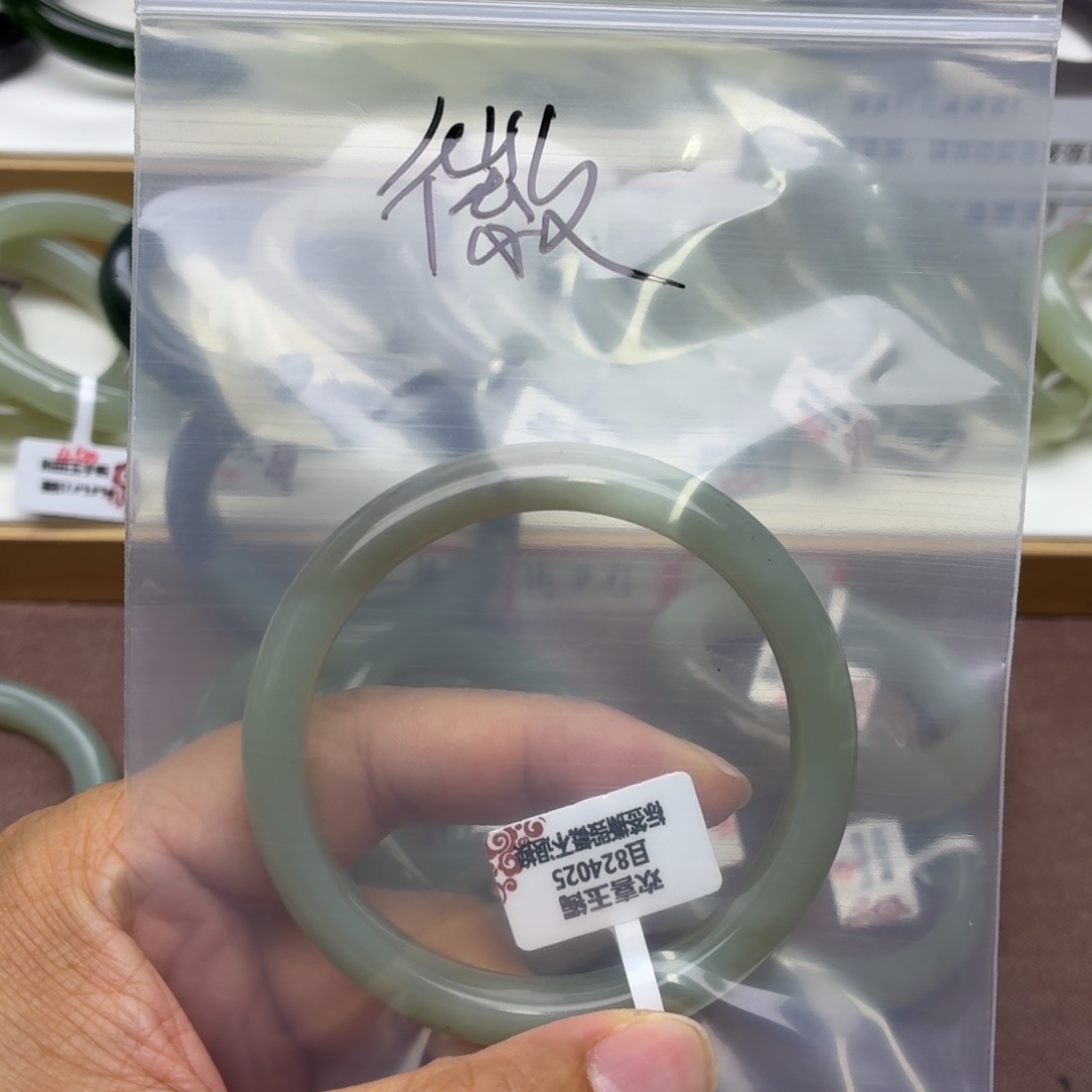 微***。未镶嵌手镯和田玉