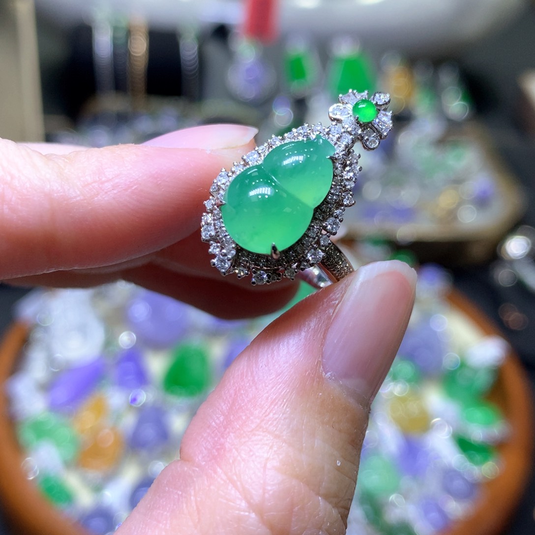 【闪购商品】翡翠颈饰18K金镶嵌翡翠吊坠项链