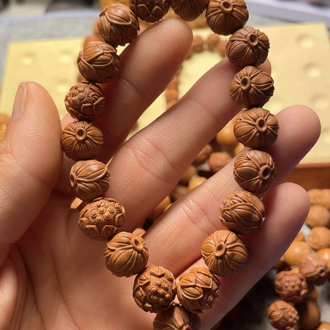 龙纹桃核雕刻荷花