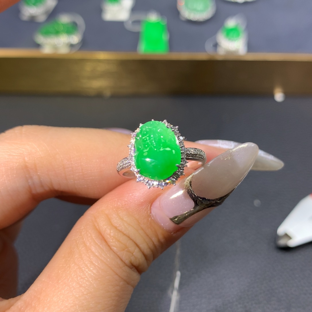 翡翠戒指18K金镶嵌翡翠