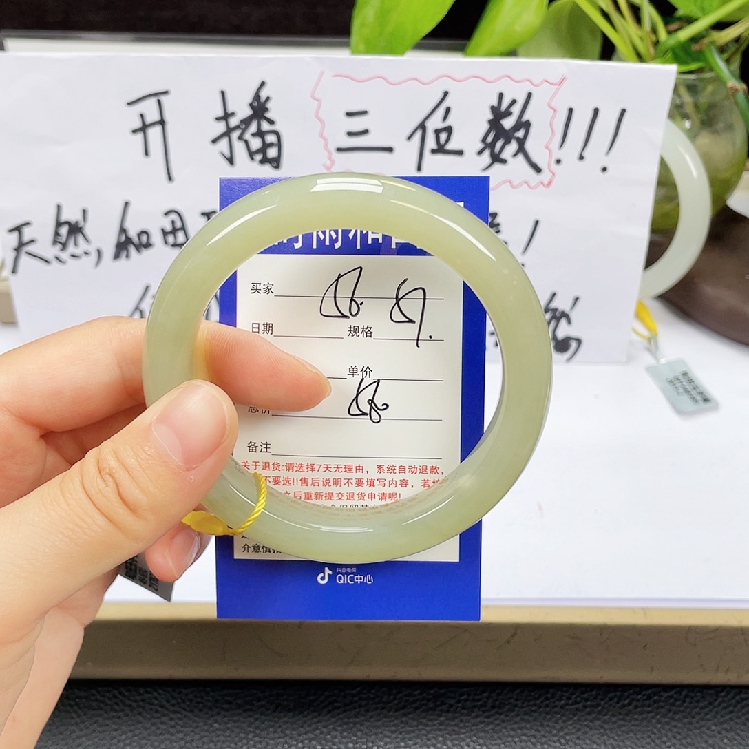 和田玉手镯未镶嵌