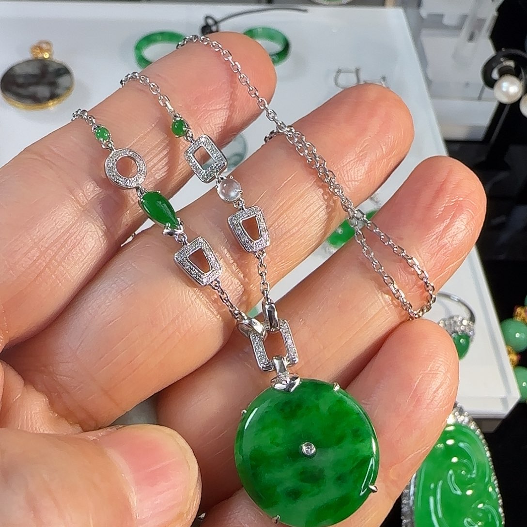 翡翠18K金镶嵌颈饰