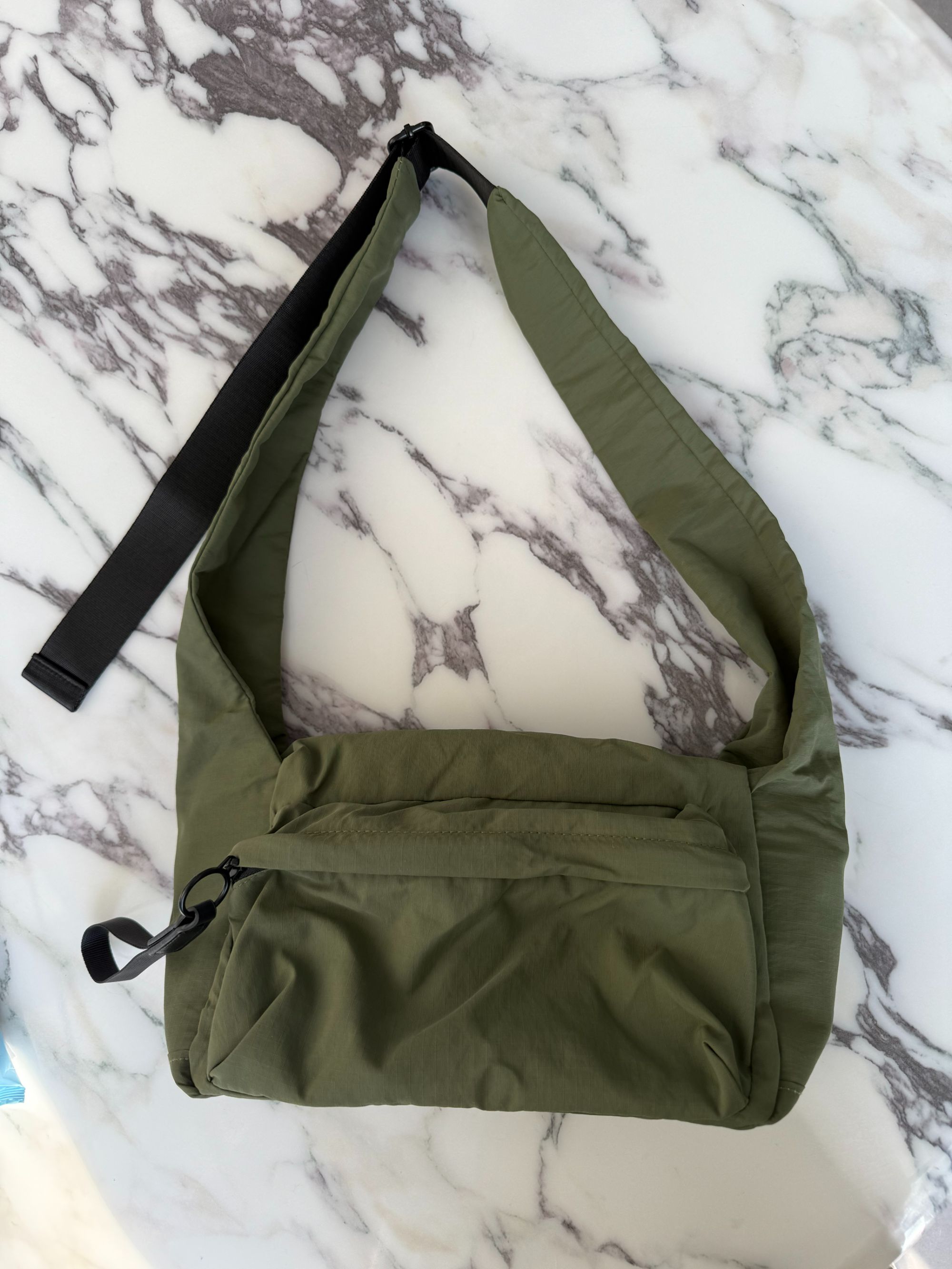 简约时尚日式单肩斜挎包通勤风户外休闲百搭多隔层包包