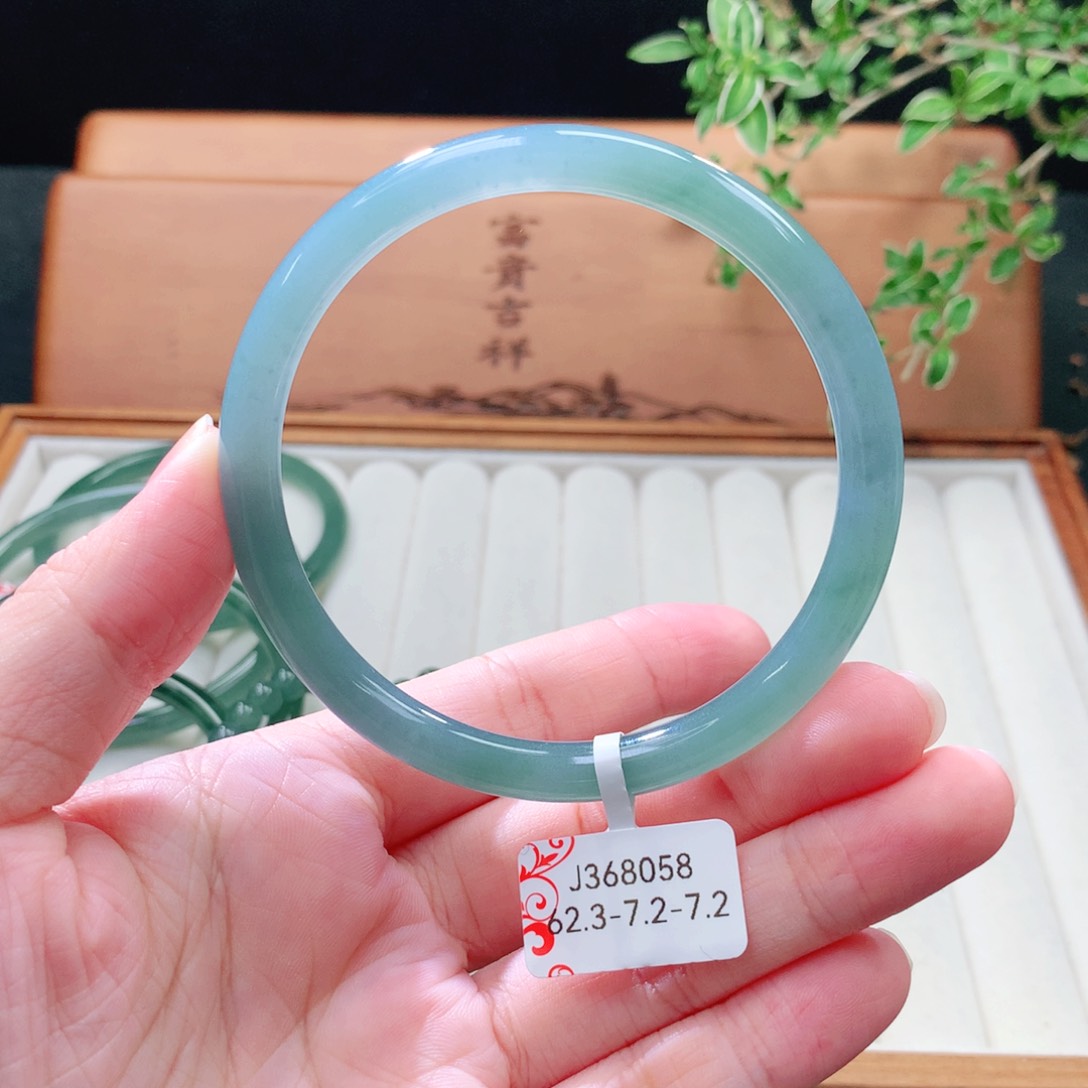 未镶嵌手镯（圆镯）翡翠