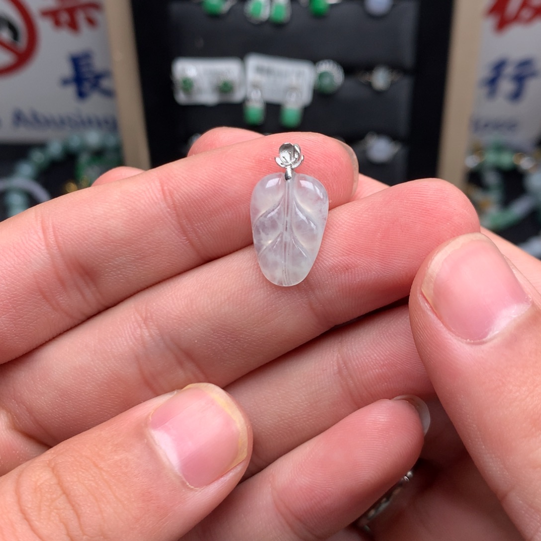 翡翠未镶嵌颈饰你是