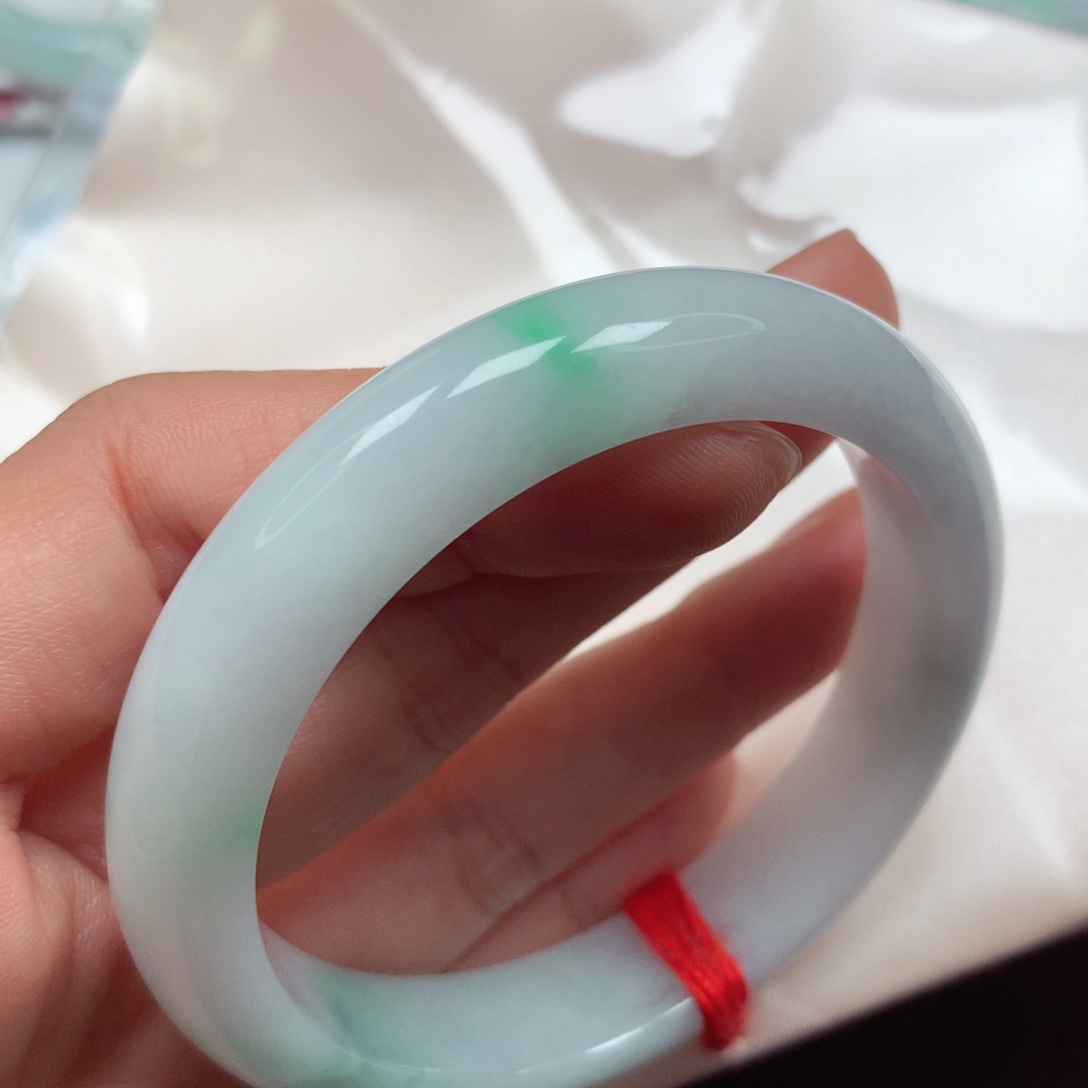 翡翠未镶嵌手镯细腻白底青阳绿带蓝彩5556