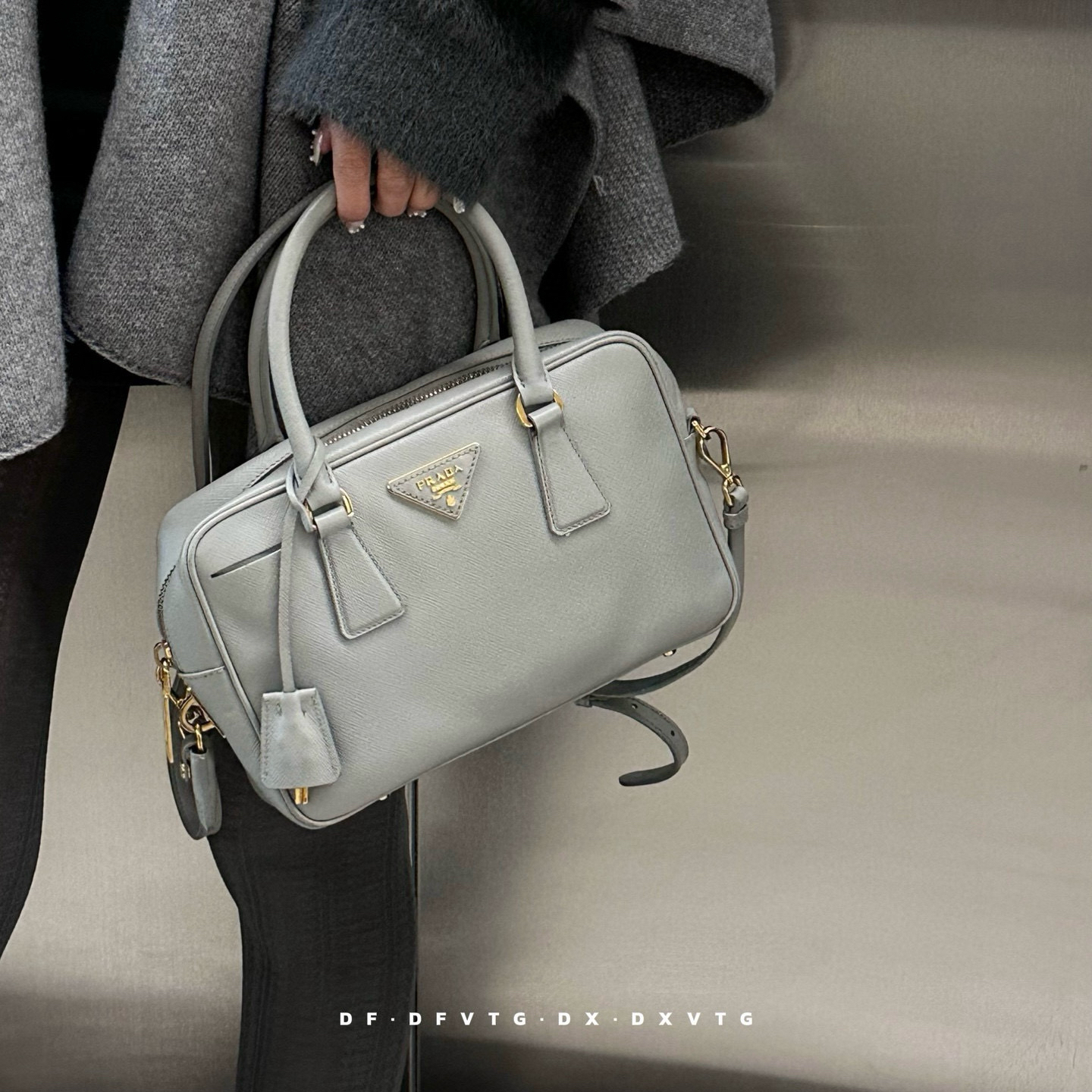 95新 Prada/普拉达 prada 灰色波士顿斜挎包K