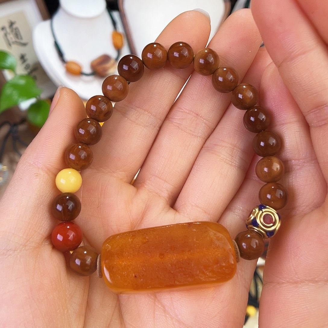 琥珀珠宝奇石未镶嵌。