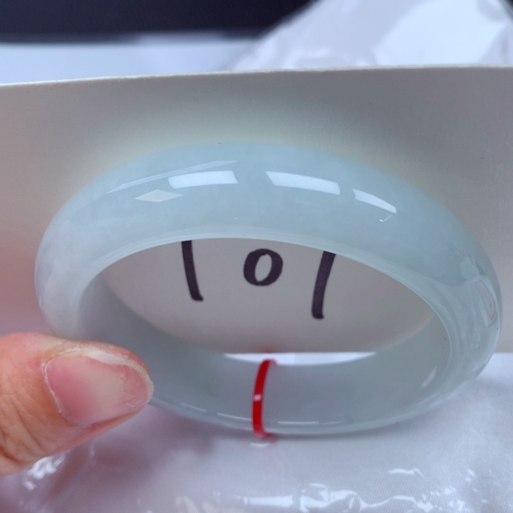 翡翠手镯未镶嵌翡翠