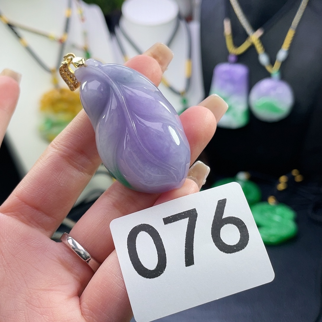 翡翠未镶嵌吊坠(赠链)