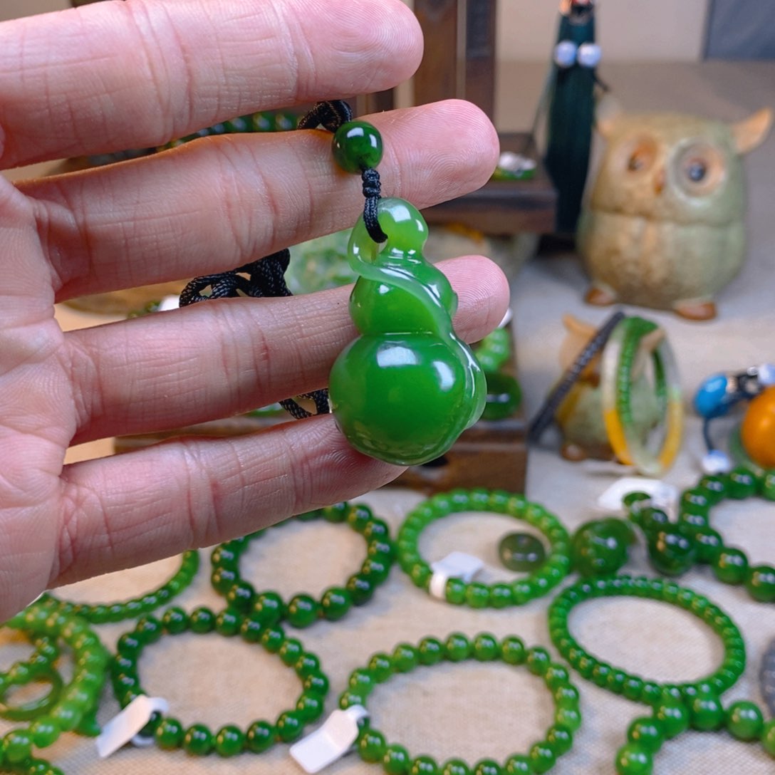 和田玉颈饰未镶嵌万***?