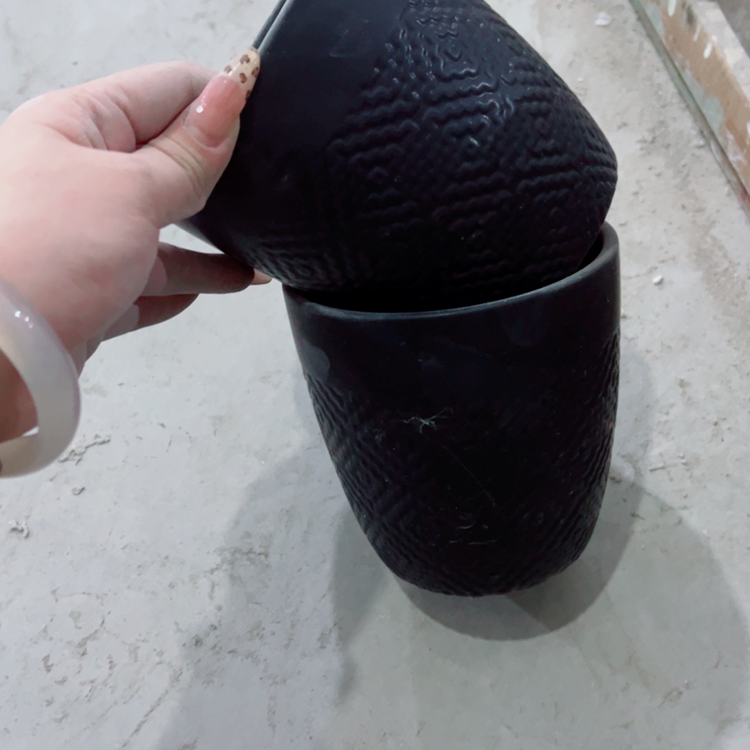 有孔，陶瓷花盆满10米包邮发货。