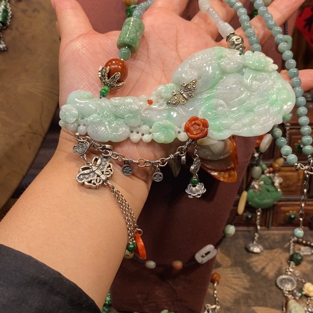 翡翠吊坠(赠链)未镶嵌