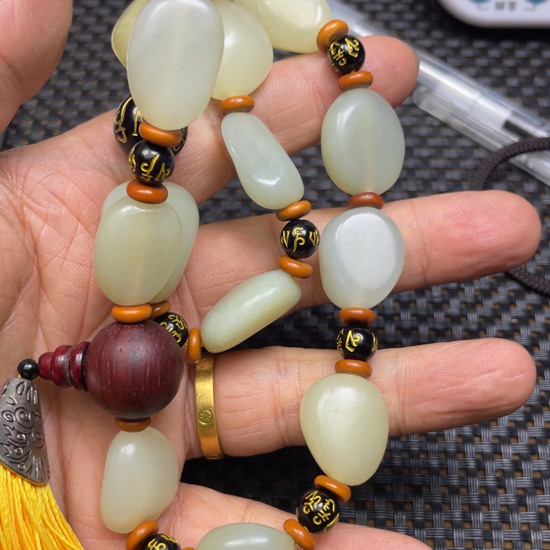 骑***女和田玉未镶嵌颈饰