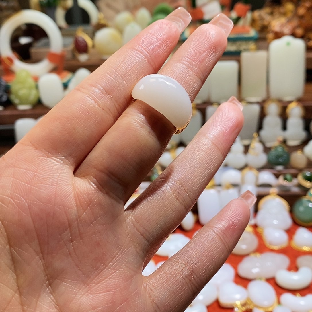 和田玉戒指18K金镶嵌娅***窝