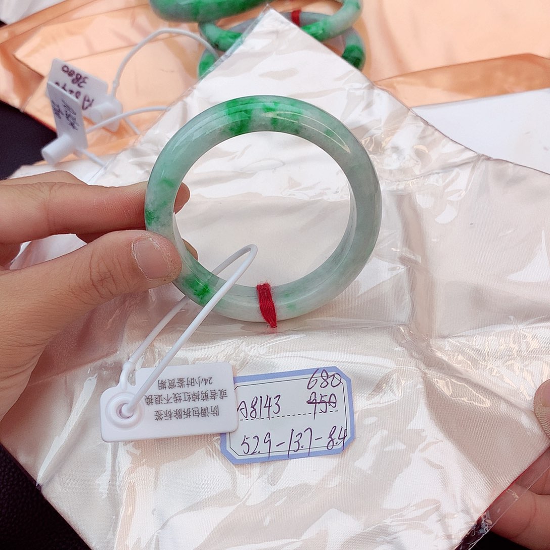 翡翠手镯未镶嵌翡翠