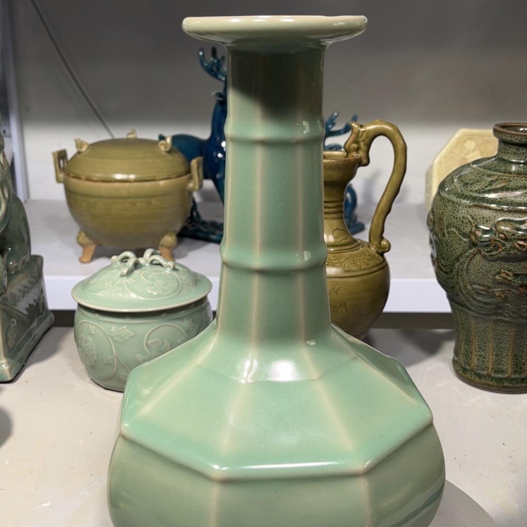 瓶龙泉青瓷品相完美