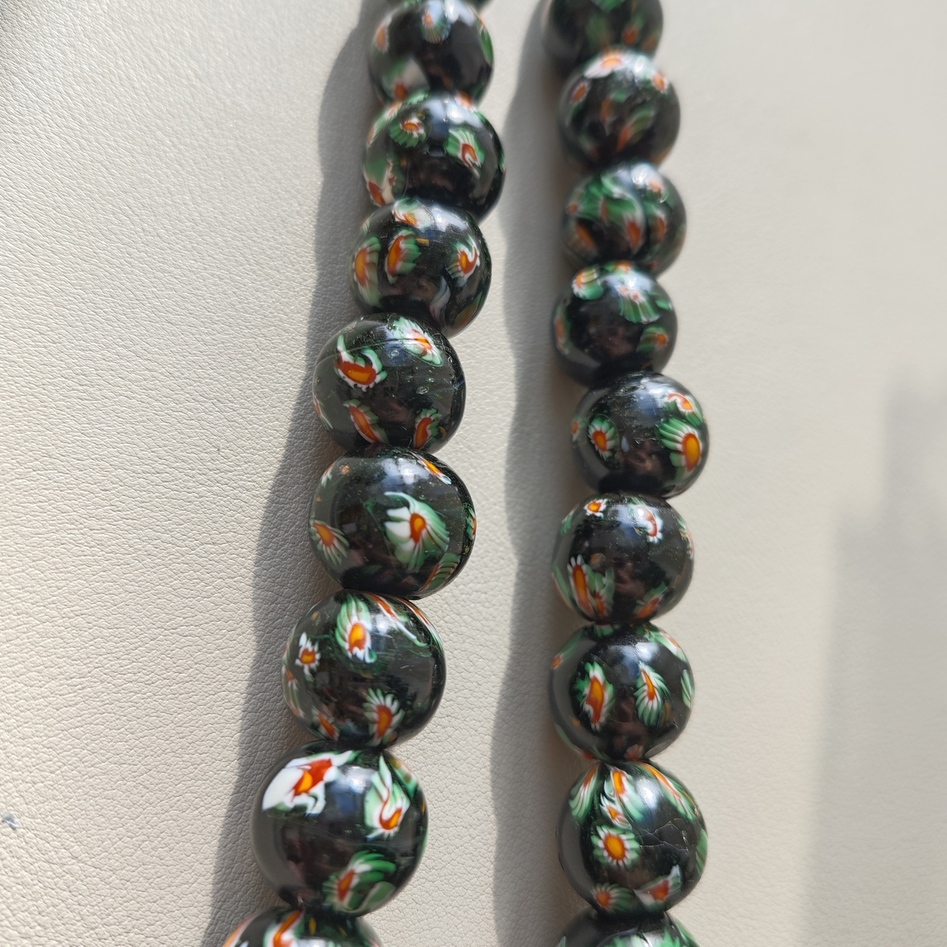 尼泊尔墨绿色琉璃千花圆珠一条，个别珠上有气泡孔属于正常现象