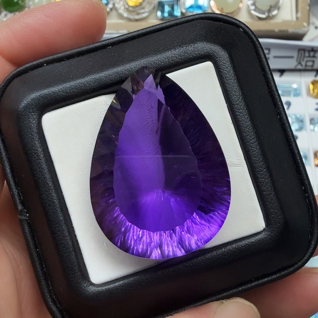 未镶嵌珠宝半成品紫晶福利款精美千禧切大颗粒，水滴34.8×25.3上面