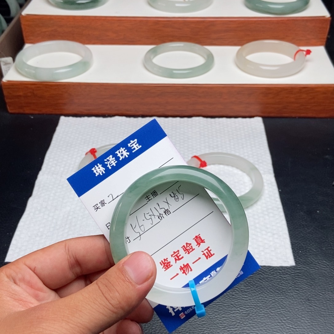 用***8石英质玉手镯未镶嵌2