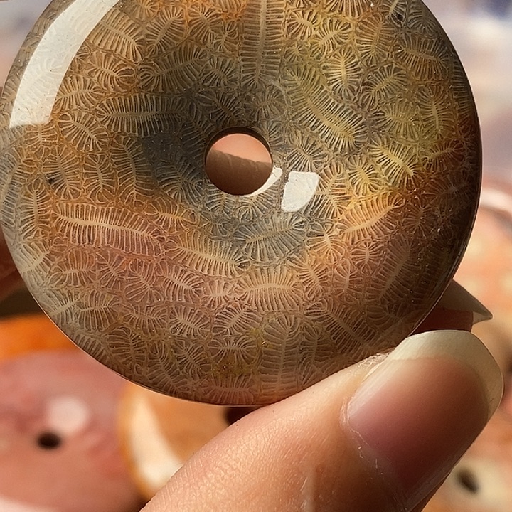 逆***薇硅化珊瑚未镶嵌颈饰