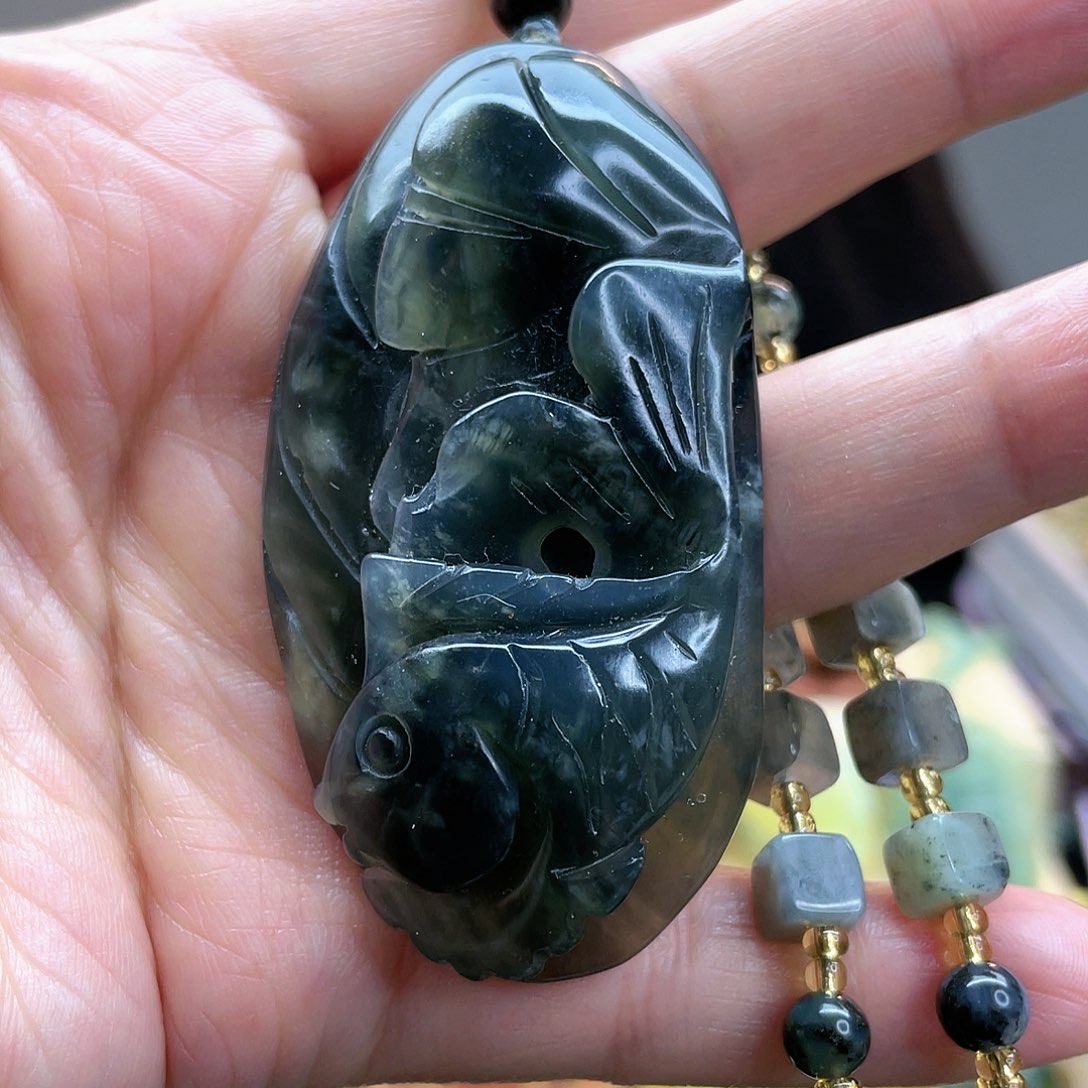 蛇纹石玉颈饰未镶嵌