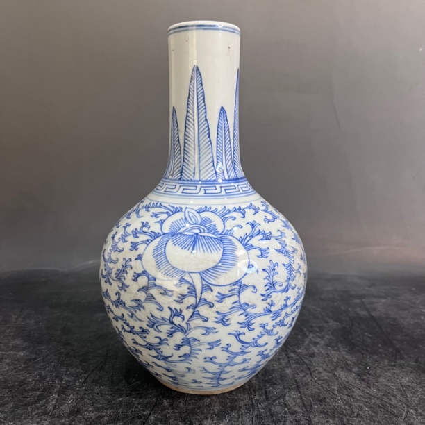 0003 青花缠枝凤眼天球瓶