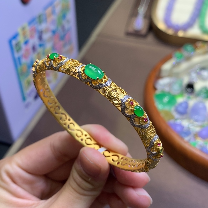 翡翠18K金镶嵌颈饰翡翠