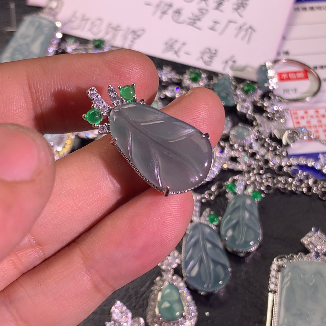 翡翠未镶嵌颈饰叶子