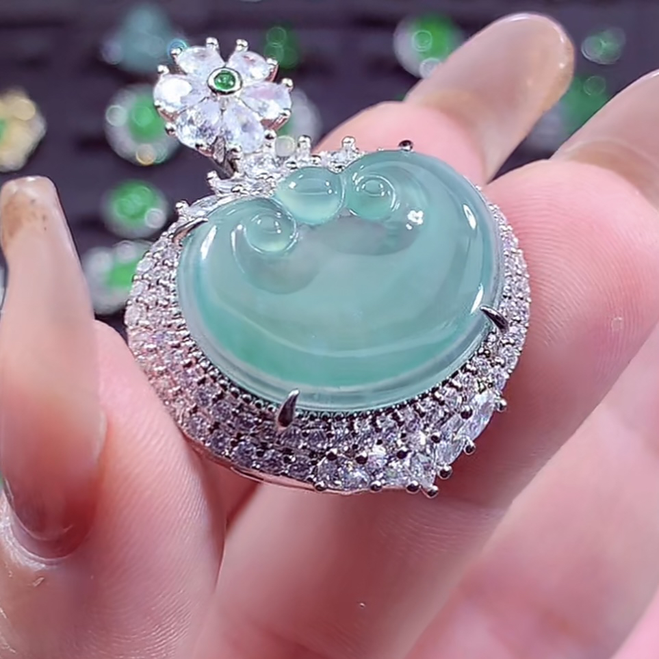 天然翡翠A货冰种如意吊坠