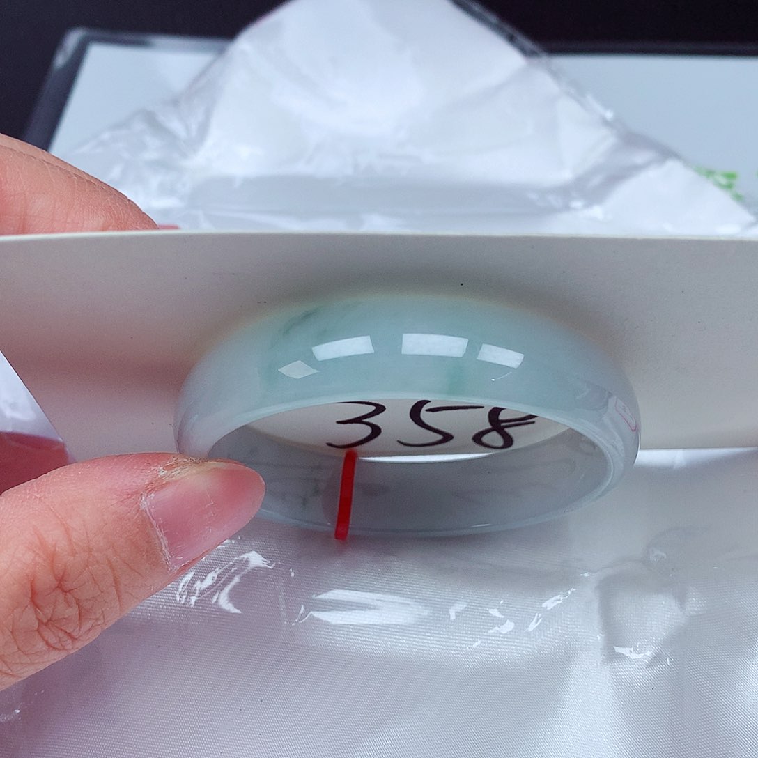 翡翠手镯未镶嵌翡翠