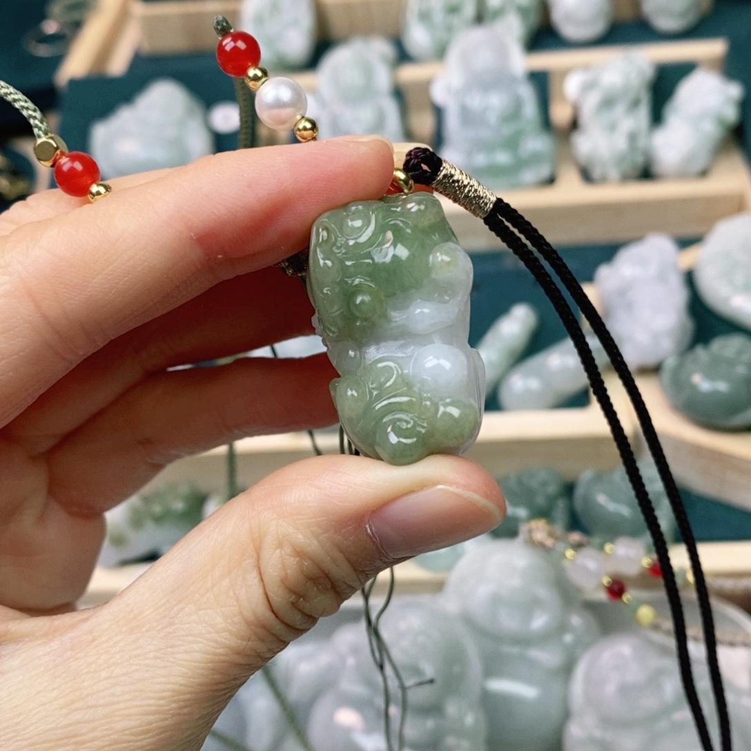 翡翠颈饰未镶嵌风****妈貔貅