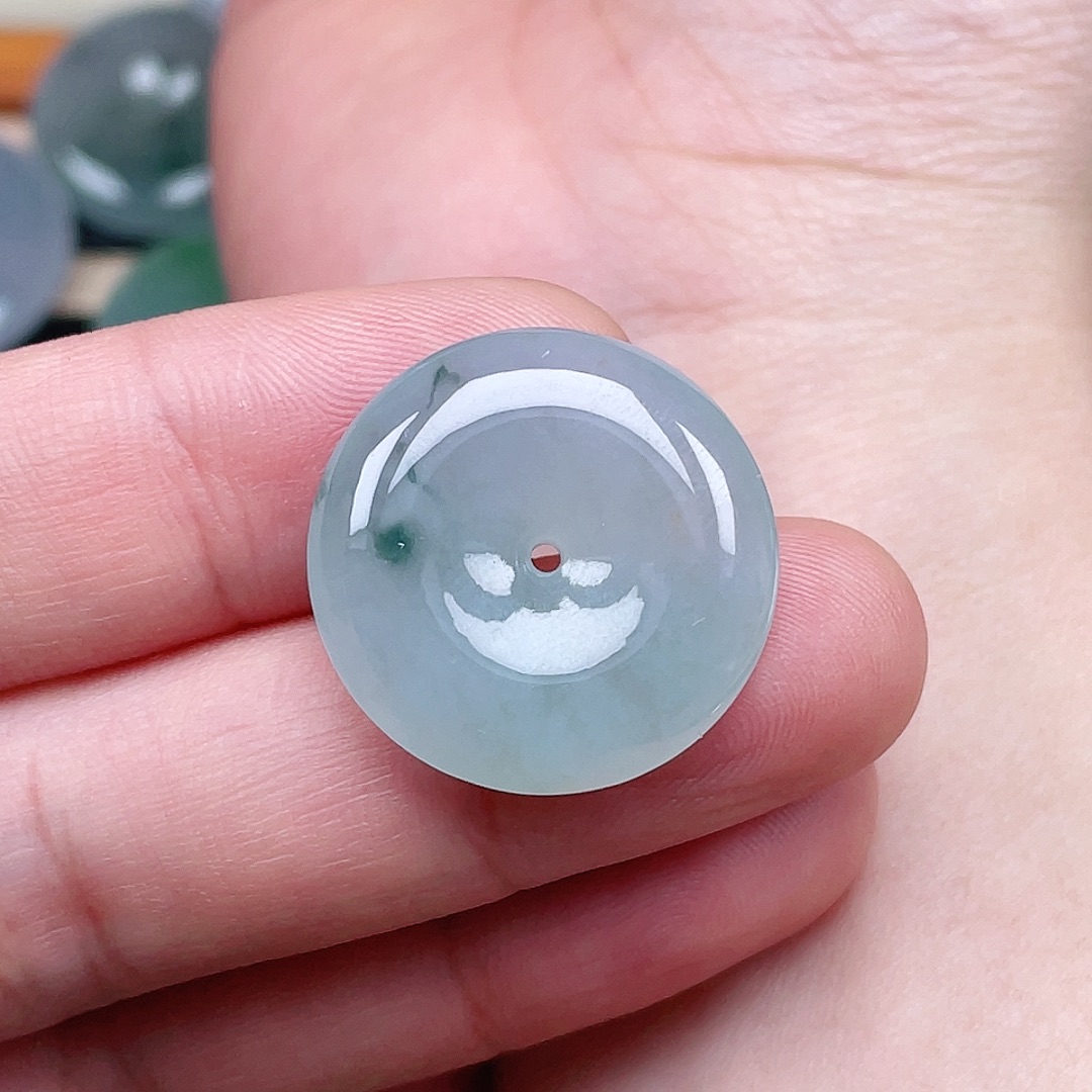 翡翠未镶嵌颈饰平安扣