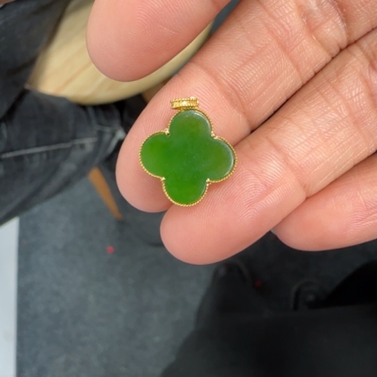 和田玉颈饰18K金镶嵌1.5四叶草大