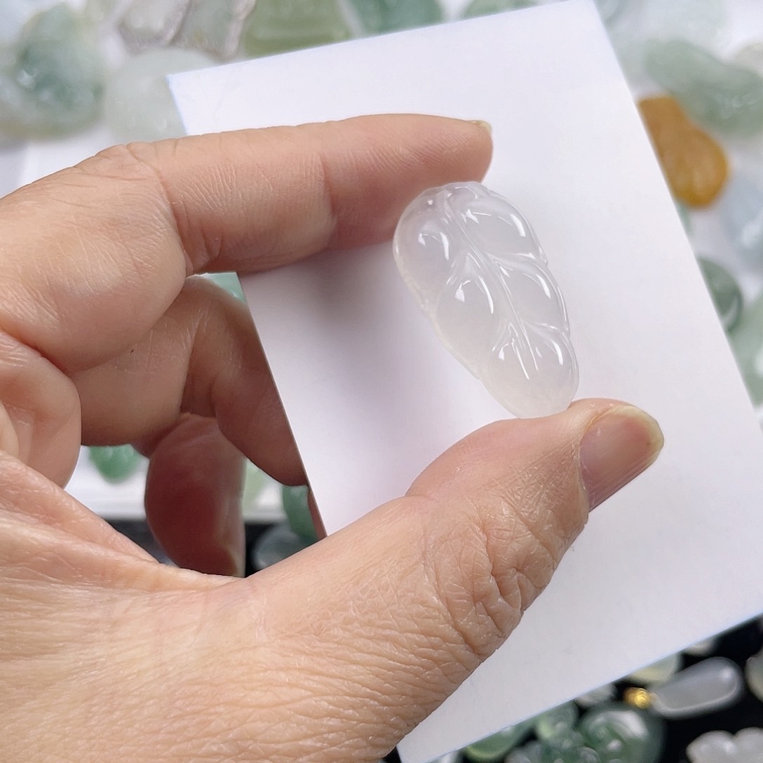 翡翠颈饰未镶嵌叶子