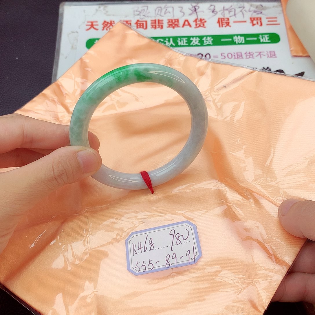 翡翠手镯未镶嵌翡翠