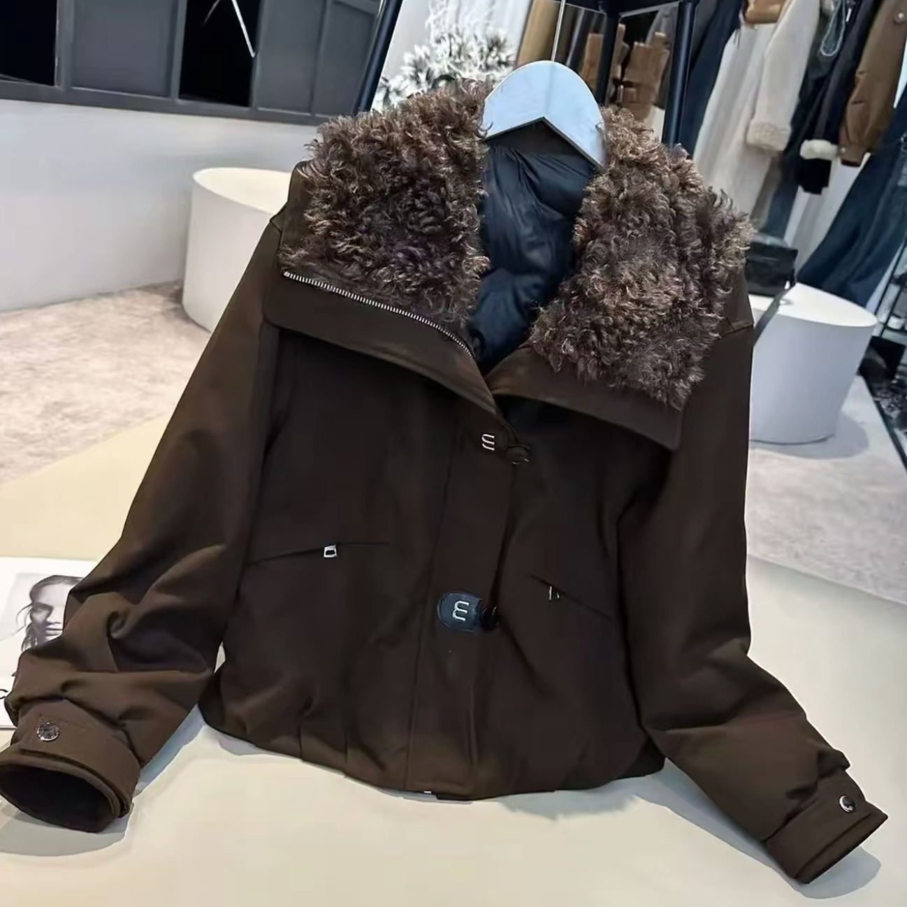 2025冬季新款翻毛领羽绒服短款气质女人味显瘦纯色百搭外套