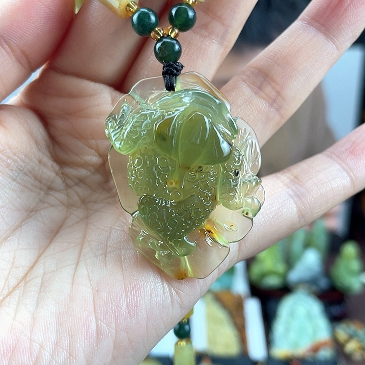 蛇纹石玉未镶嵌颈饰