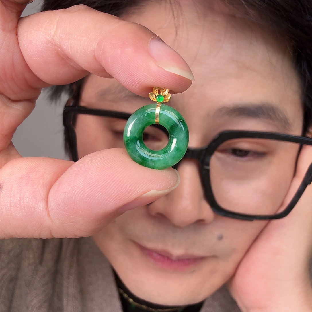 翡翠18K金镶嵌颈饰一件