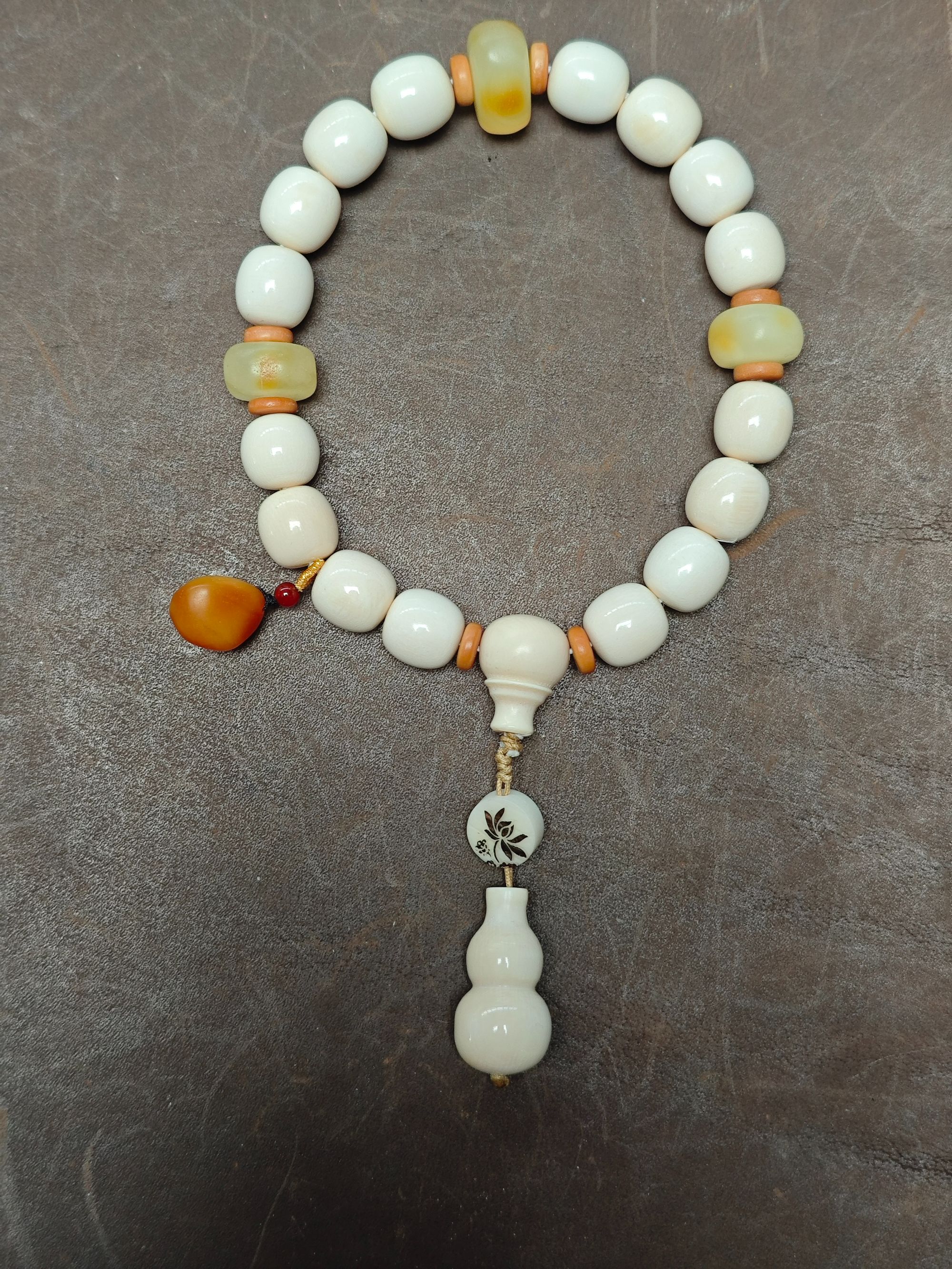 天然猛犸牙 手持 尺寸 13*12.5mm  克重49.7g   13克价