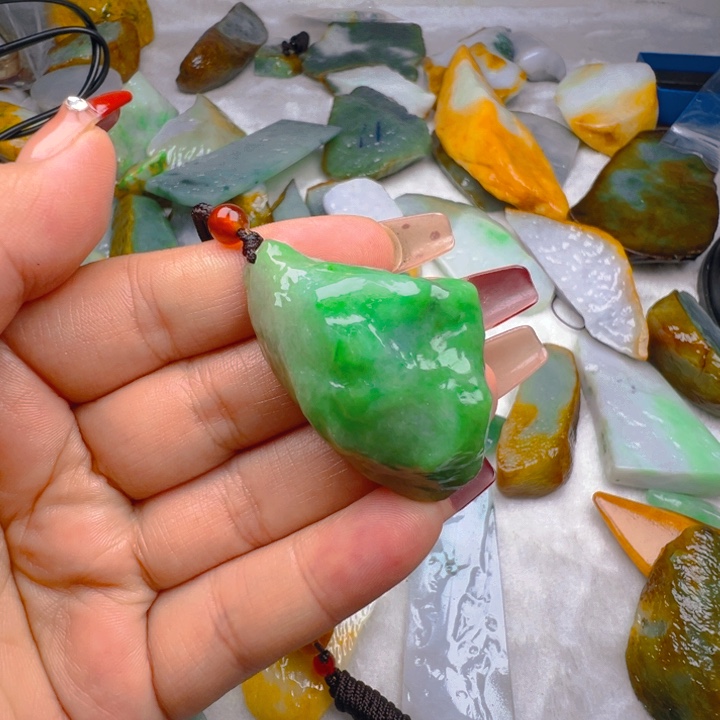 翡翠颈饰未镶嵌?***仙